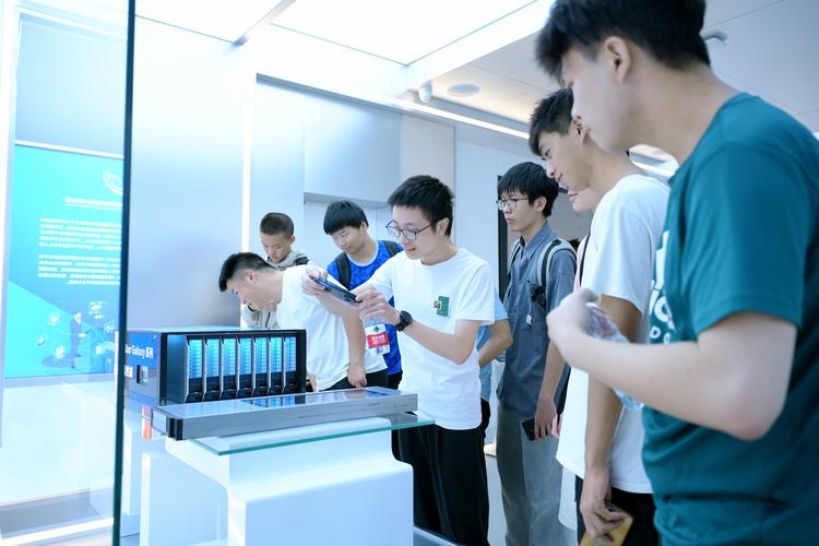 電子科技大學(xué)集成電路科學(xué)與工程學(xué)院生產(chǎn)實(shí)習(xí)開(kāi)班儀式成功舉行